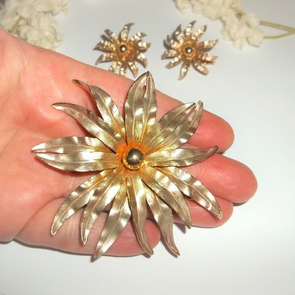 Kramer Jewelry - Vintage Kramer Gold Flower Clip On Earring Brooch Set Fashion Jewelry Retro 6806